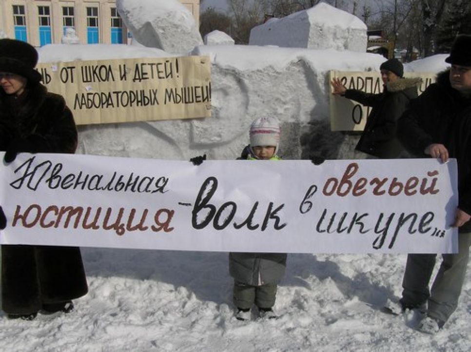 "Чиновники, руки прочь от школ и детей! Для опытов
используйте лабораторных мышей!": в Барнауле прошел пикет против "реструктуризации"
школ.