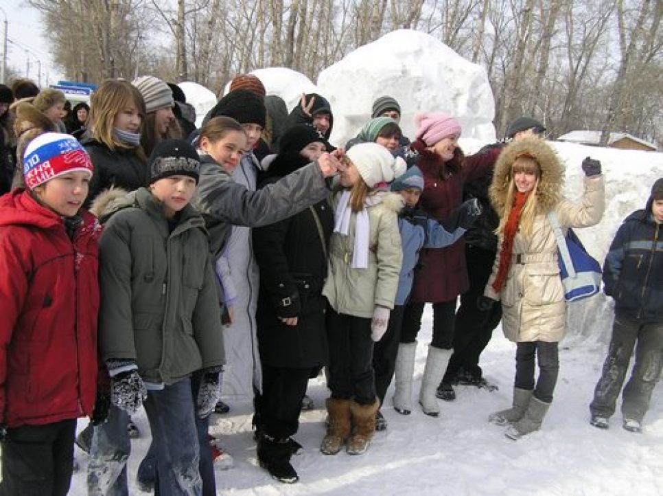 "Чиновники, руки прочь от школ и детей! Для опытов
используйте лабораторных мышей!": в Барнауле прошел пикет против "реструктуризации"
школ.