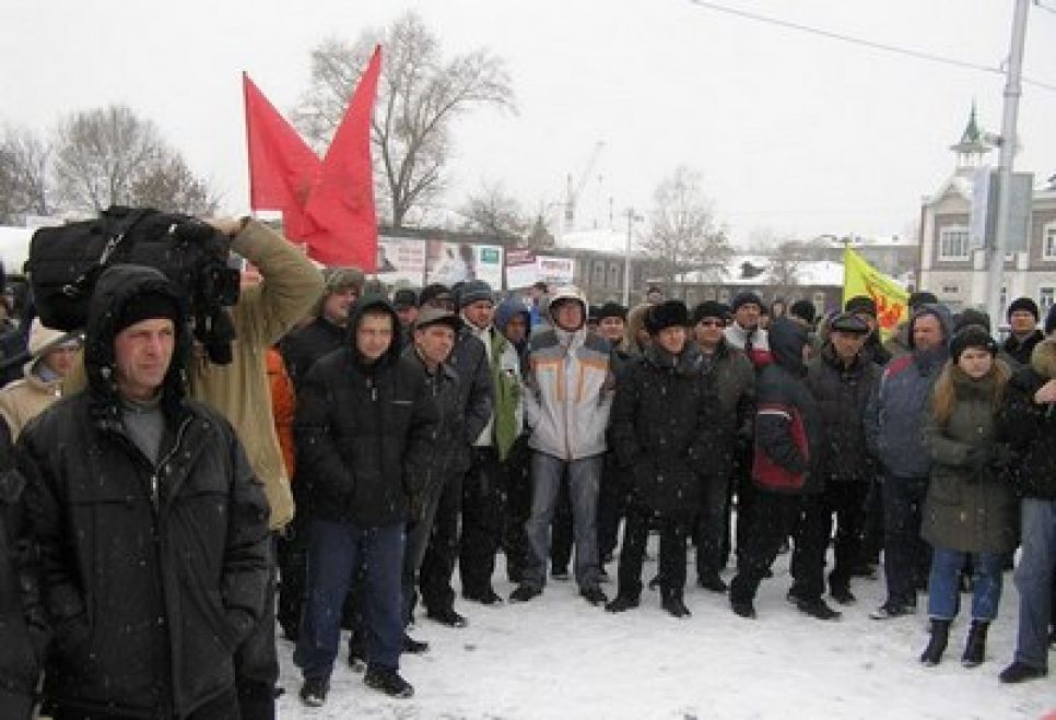 В Барнауле автомобилисты провели акцию протеста против антинародных законов. 
Следующим шагом автовладельцы заявляют 
проведение референдума о вотуме недоверия правительству.