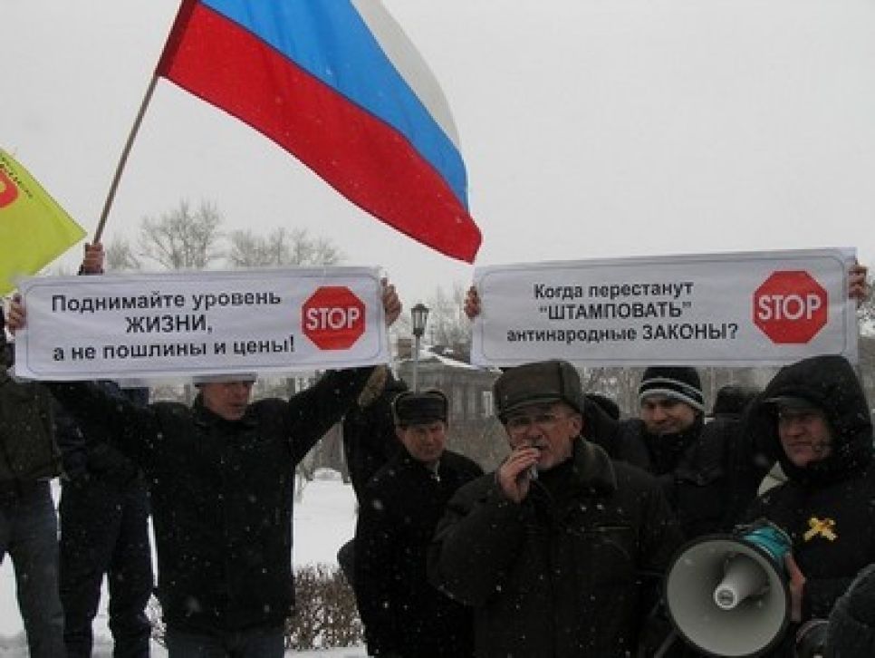 В Барнауле автомобилисты провели акцию протеста против антинародных законов. 
Следующим шагом автовладельцы заявляют 
проведение референдума о вотуме недоверия правительству.