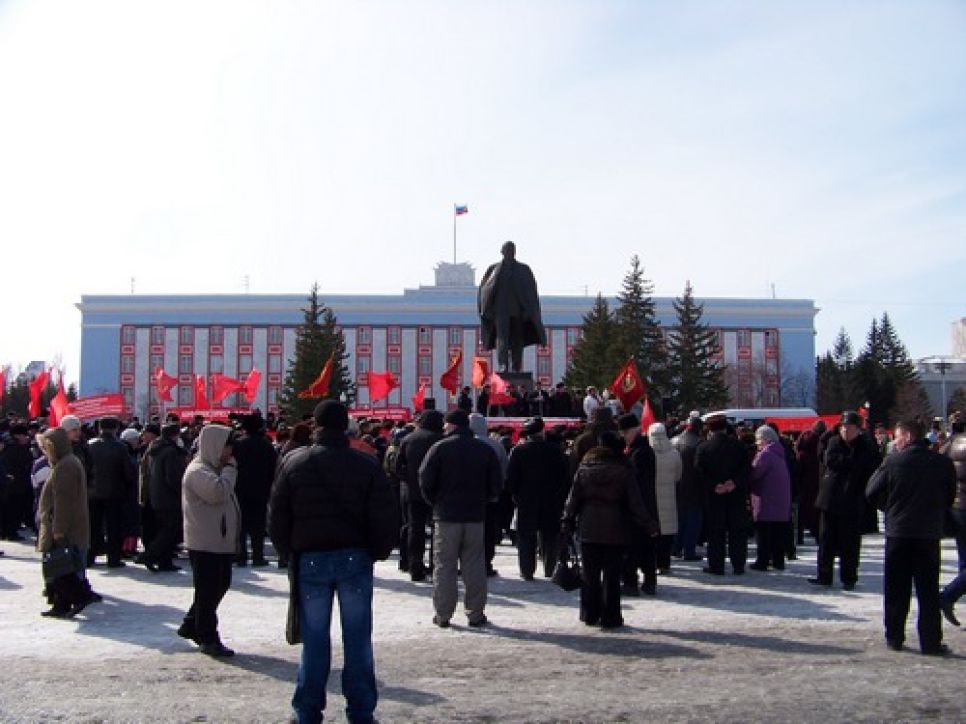 КПРФ провела митинг протеста в Барнауле: "Правительство Путина
в отставку", губернатору Карлину - и дальше улучшать свою работу.