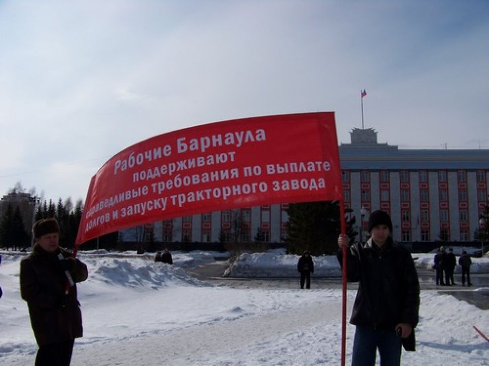 КПРФ провела митинг протеста в Барнауле: "Правительство Путина
в отставку", губернатору Карлину - и дальше улучшать свою работу.