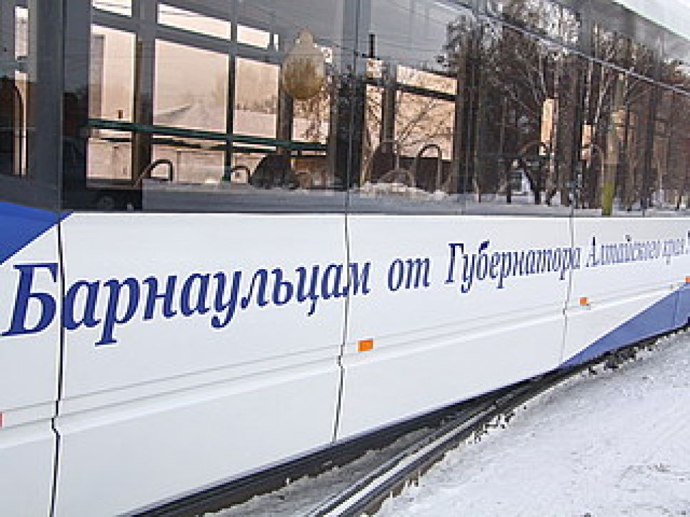 Депутат АКЗС пожаловался в администрацию президента на
"трамвай имени Карлина" как образец неэтичной "рекламы
губернатора на транспорте".