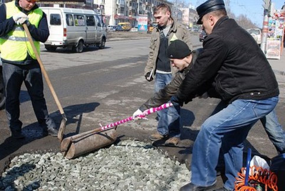 "Налог платить не буду - я свое отработал": в Барнауле автомобилисты провели 
акцию по "латанию дыр" на дорогах города.