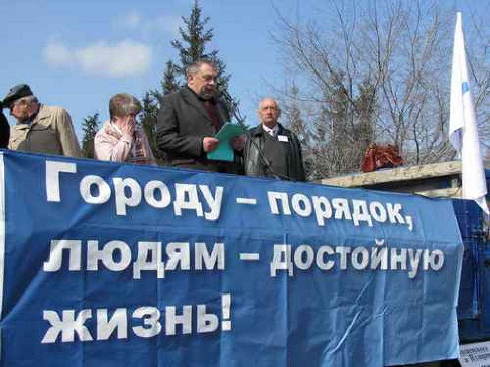 "Мосиевский, вон из города": фоторепортаж с пикета, прошедшего
17 апреля в Бийске.