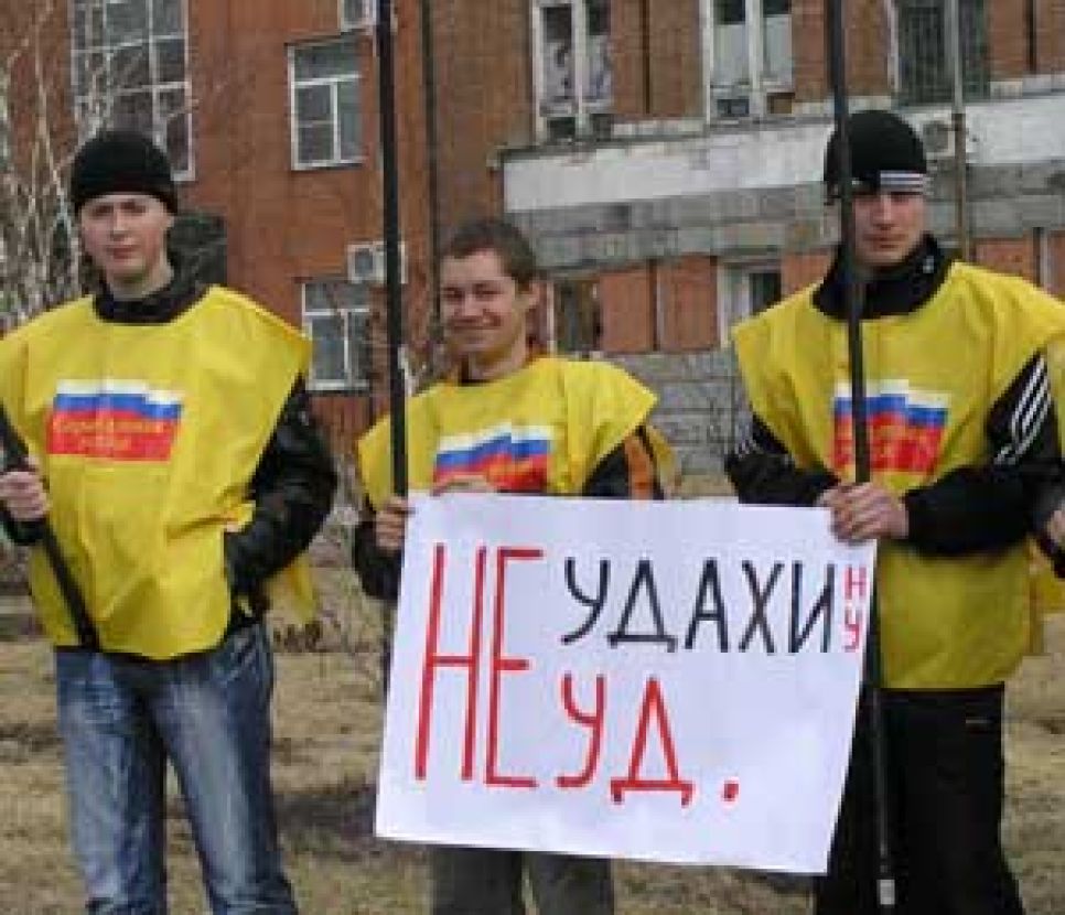 Алтайские эсеры в ходе театрализованного
пикета предложили "аграрному" вице-губернатору
Неудахину добровольно уйти в отставку. Фоторепортаж.