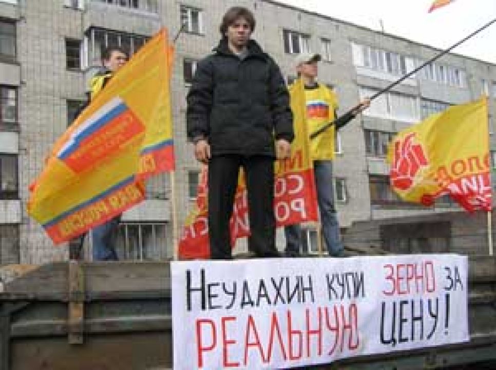 Алтайские эсеры в ходе театрализованного
пикета предложили "аграрному" вице-губернатору
Неудахину добровольно уйти в отставку. Фоторепортаж.