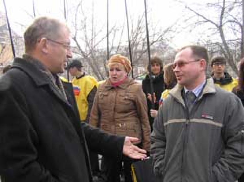 Алтайские эсеры в ходе театрализованного
пикета предложили "аграрному" вице-губернатору
Неудахину добровольно уйти в отставку. Фоторепортаж.