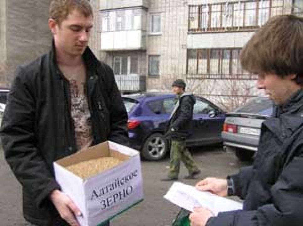 Алтайские эсеры в ходе театрализованного
пикета предложили "аграрному" вице-губернатору
Неудахину добровольно уйти в отставку. Фоторепортаж.