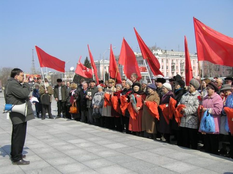 На митинге в день рожденья Ленина
барнаульские коммунисты призвали объединиться для защиты
бесплатного образования и здравоохранения.