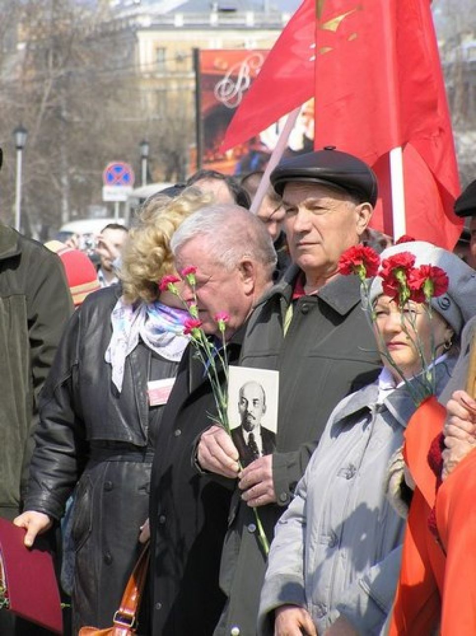 На митинге в день рожденья Ленина
барнаульские коммунисты призвали объединиться для защиты
бесплатного образования и здравоохранения.