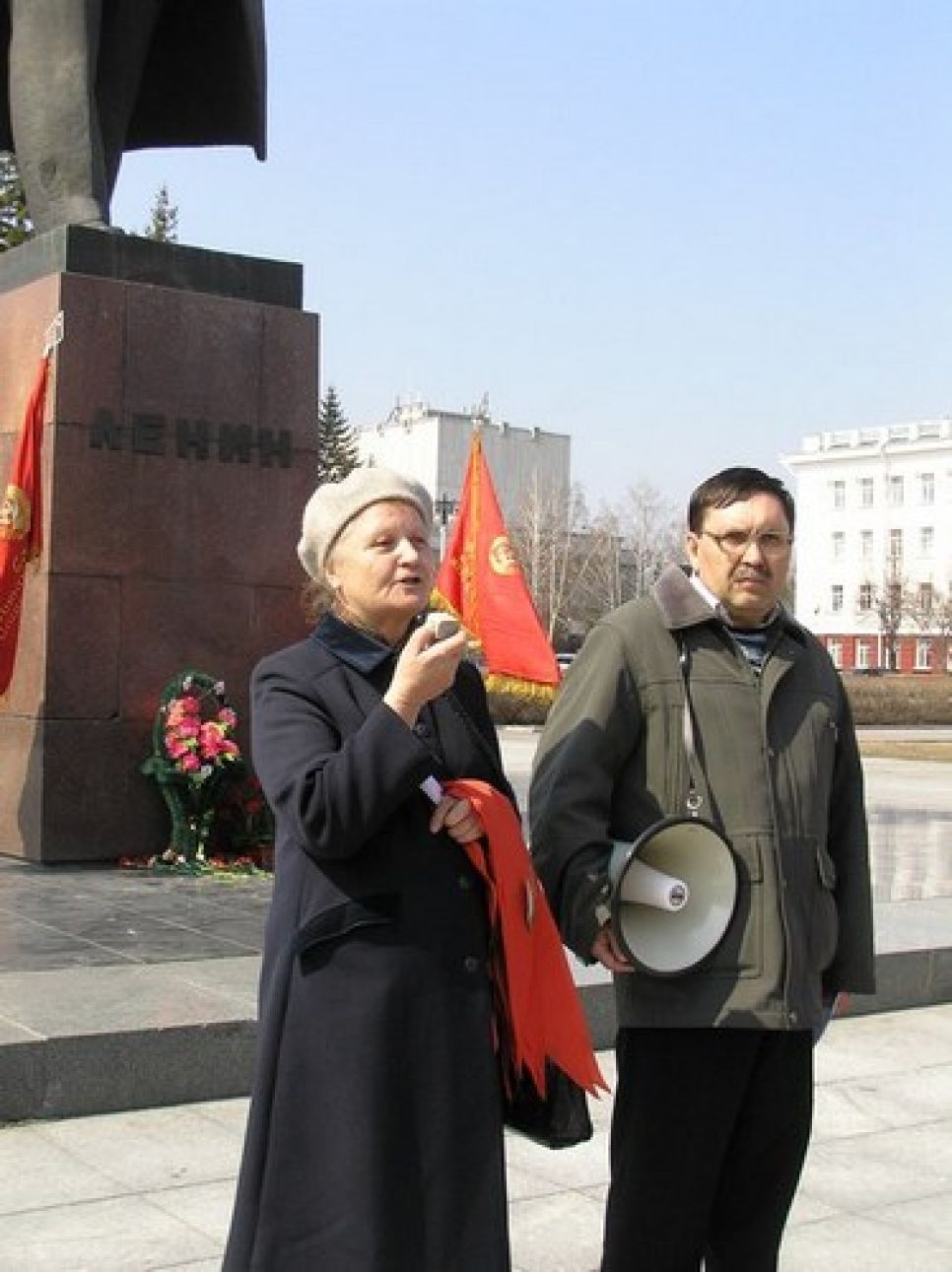 На митинге в день рожденья Ленина
барнаульские коммунисты призвали объединиться для защиты
бесплатного образования и здравоохранения.