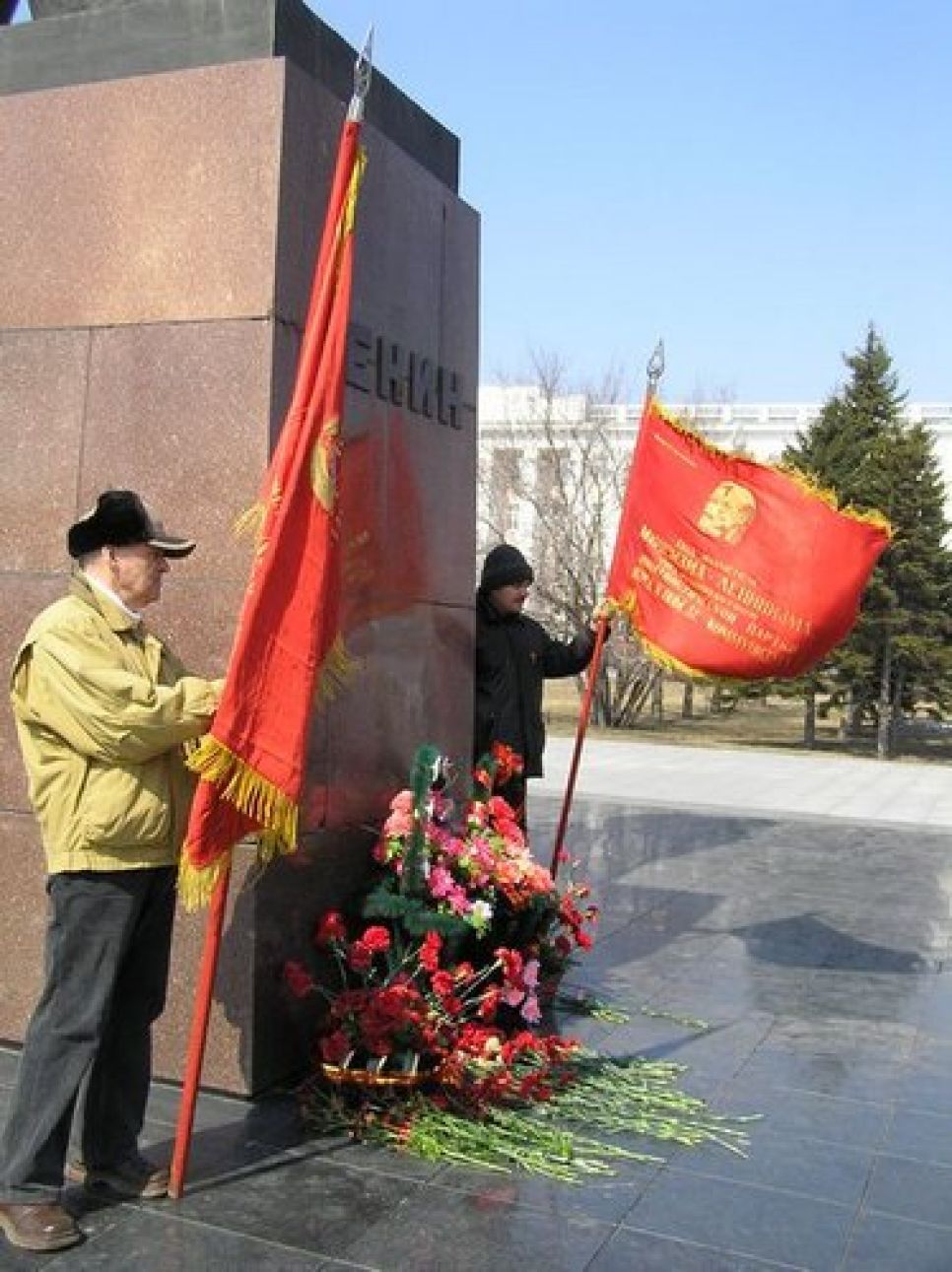 На митинге в день рожденья Ленина
барнаульские коммунисты призвали объединиться для защиты
бесплатного образования и здравоохранения.