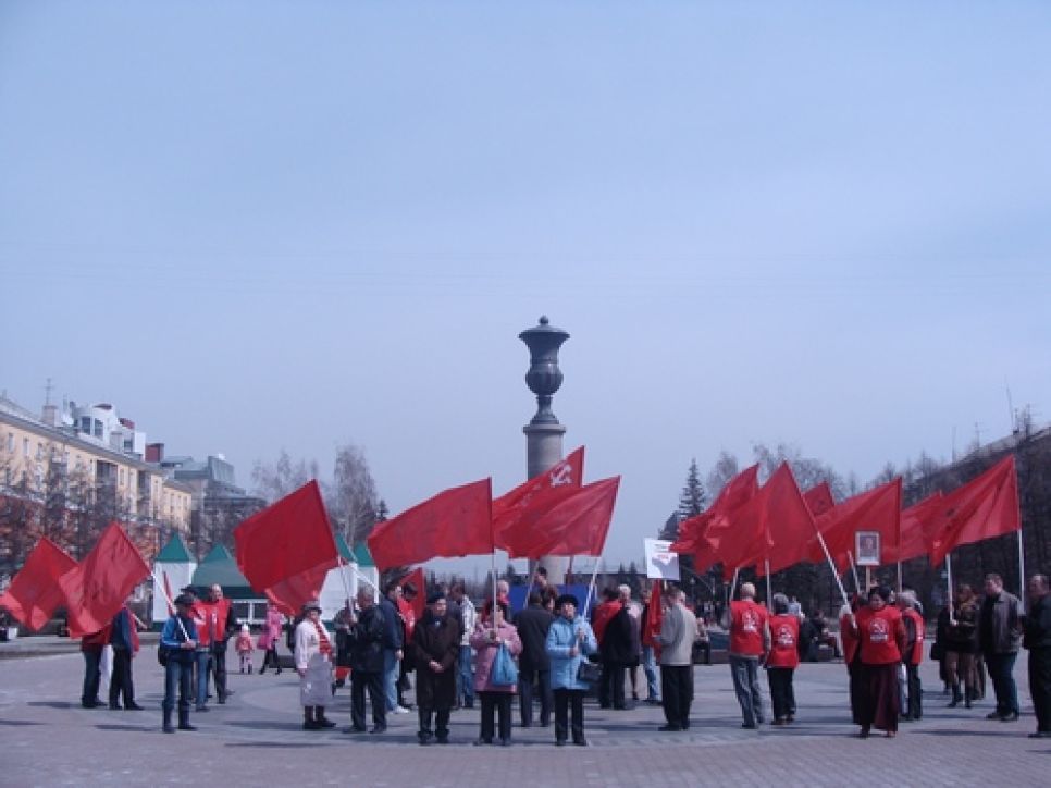 В Барнауле прошел митинг коммунистов, протестовавших против
участия войск НАТО в параде Победы на Красной площади.