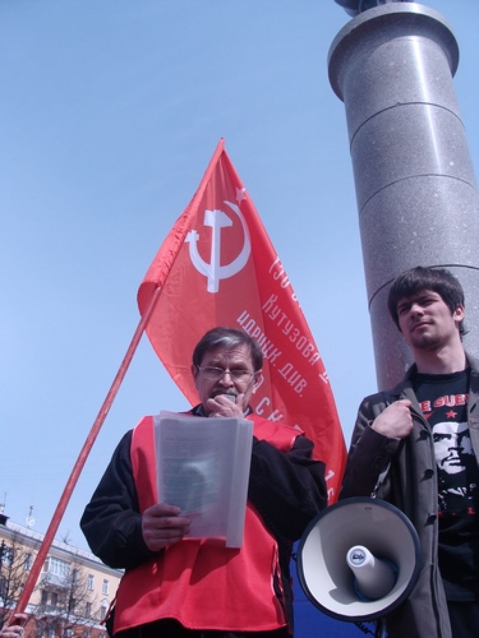 В Барнауле прошел митинг коммунистов, протестовавших против
участия войск НАТО в параде Победы на Красной площади.