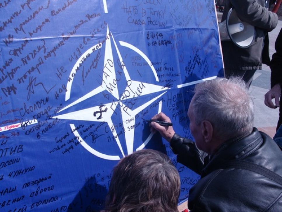 В Барнауле прошел митинг коммунистов, протестовавших против
участия войск НАТО в параде Победы на Красной площади.