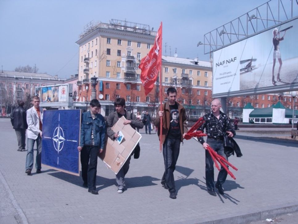 В Барнауле прошел митинг коммунистов, протестовавших против
участия войск НАТО в параде Победы на Красной площади.