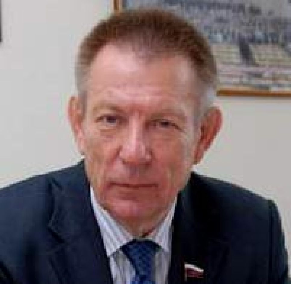 Алтайский думец-единоросс Николай Герасименко в защиту
законопроекта о реформировании бюджетных учреждений: появилась
надежда на то, что беспредел платных услуг в медицине будет
ограничен и лечение станет доступнее.