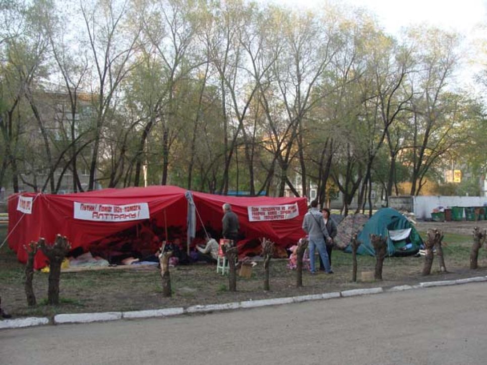 Голодовка рабочих "Алттрака" в Рубцовске. День первый
(фоторепортаж).