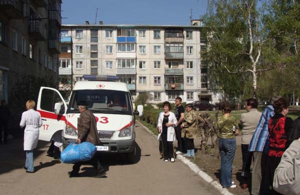 Голодовка в Рубцовске. День второй. "Первое испытание холодом
и ложью". Скорая увезла первого участника акции протеста рабочих.