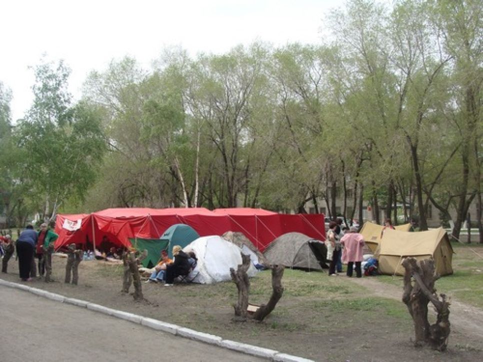 Эту ночь участники голодовки в Рубцовске вновь проведут на
улице - "палаточный городок" разрастается.