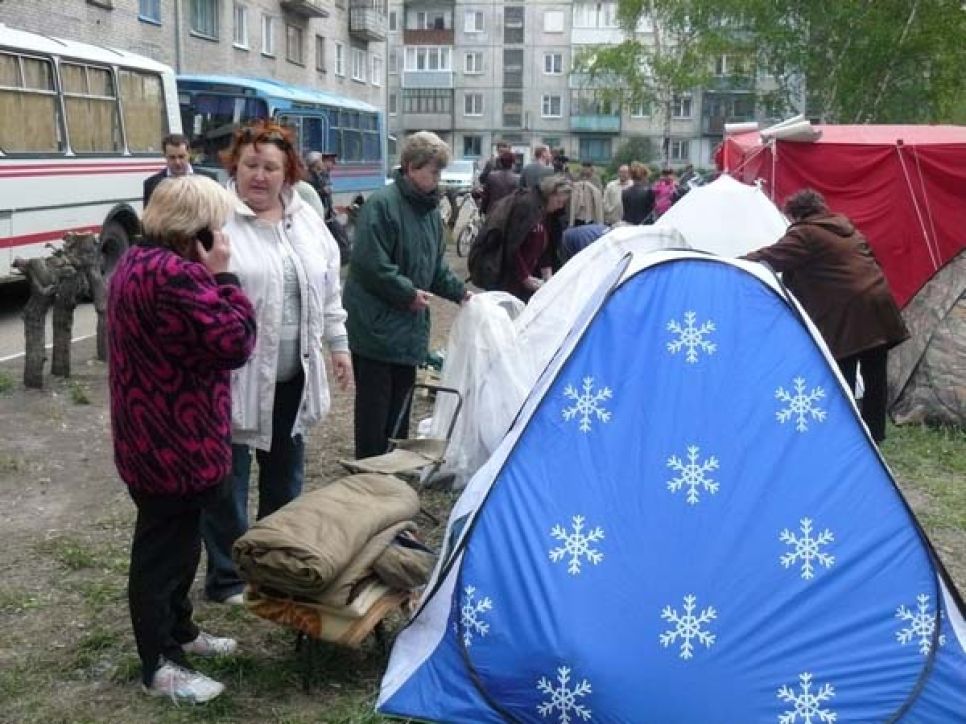 К концу третьего дня голодовки власти Рубцовска пустили
рабочих в теплое помещение.