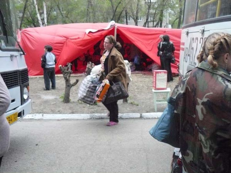 К концу третьего дня голодовки власти Рубцовска пустили
рабочих в теплое помещение.