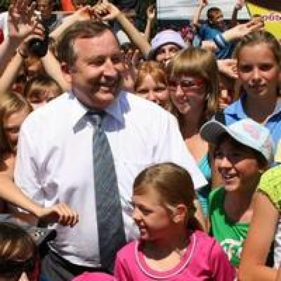 Жители алтайского села Панфилово губернатору Александру
Карлину: очень просим Вас помочь нам сохранить нашу школу, а
вместе с ней и село наше!