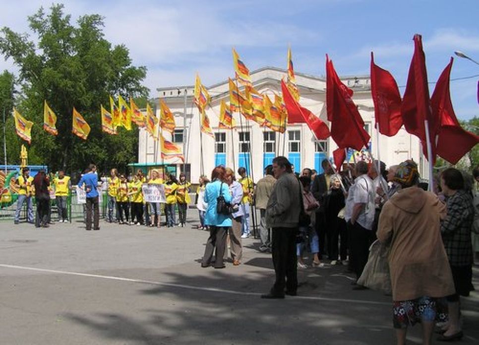 В Барнауле прошла акция протеста против коммерциализации бюджетной сферы: 
Кудрина и Фурсенко в отставку!
