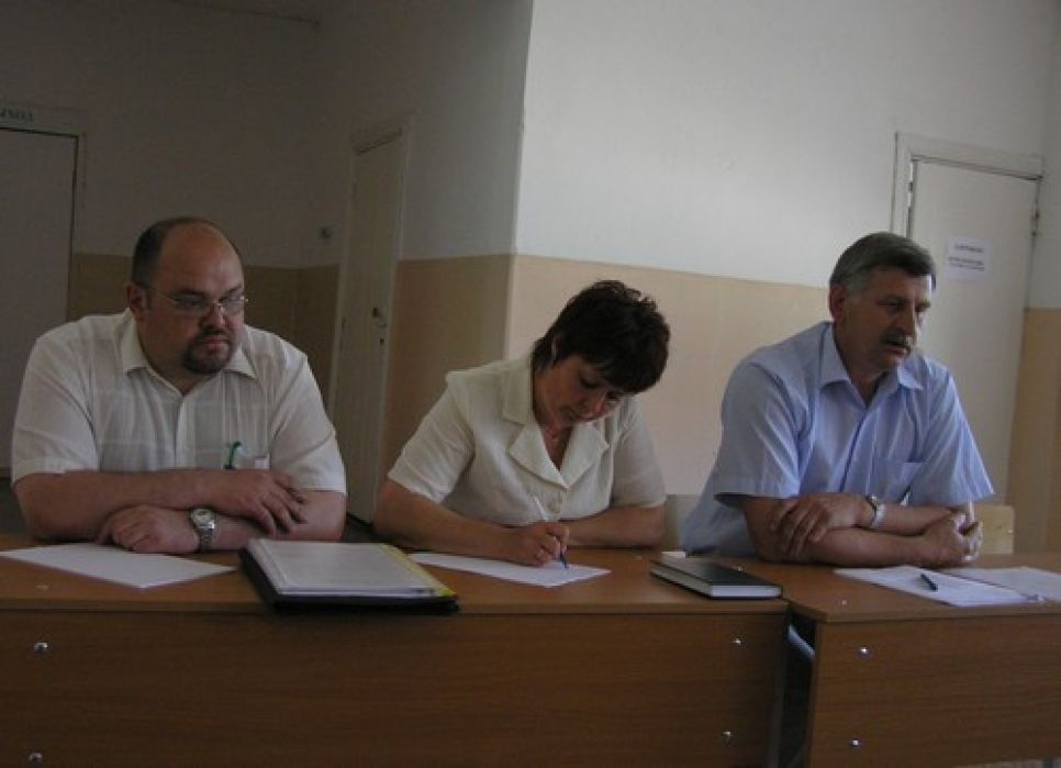 "Школьный бунт" в алтайском селе - учителя и родители защищают
школу от "реструктуризации": мы не допустим, чтобы наши дети
замёрзли в поле по дороге в школу соседнего села!