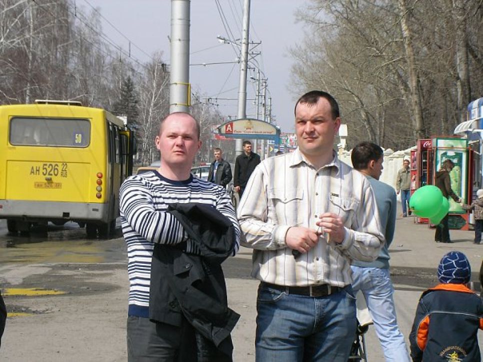 Депутат Госдумы Илья Пономарев заявляет, что не оставит дело о
похищении своего помощника: на фото среди похитителей опознан
офицер Центра противодействия экстремизму при ГУВД Алтайского
края.