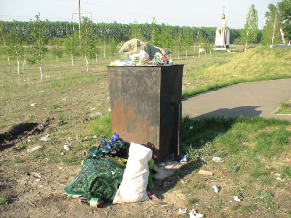 "Евдокимовцы" просят  вице-губернатора Ишутина направить часть инвестиций на строительство
капитального туалета у мемориального комплекса на месте гибели
"народного губернатора": давайте не будем омрачать впечатление
десятков тысяч человек об Алтайском крае, давайте поставим
на этом месте нормальный туалет!