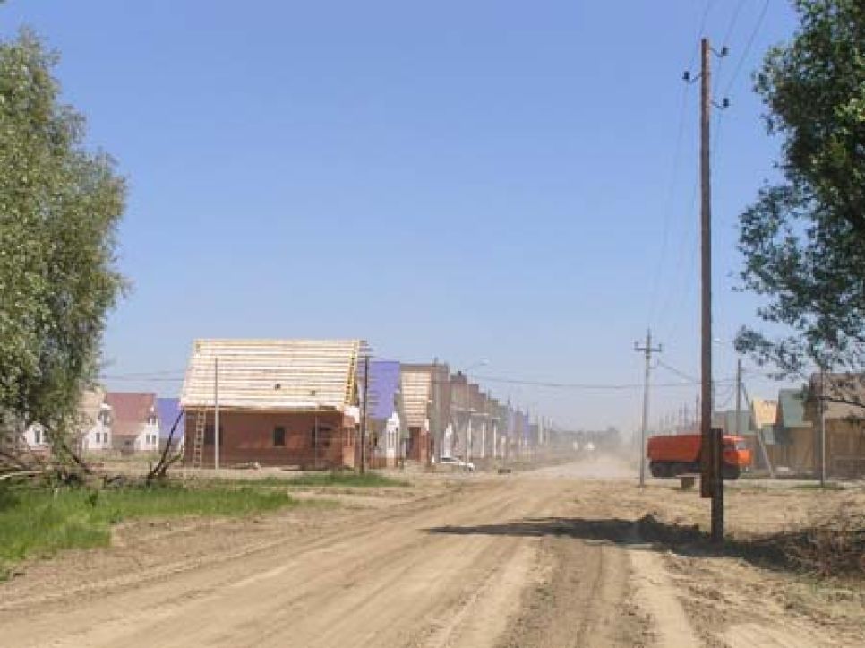 Большая часть участка под застройку элитного поселка "Чистые
пруды" под Барнаулом из-за разлива Оби превратилась в болото.
Фото.