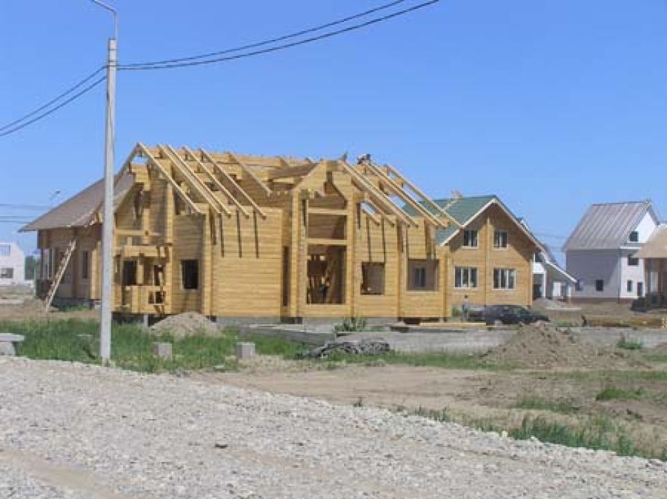 Большая часть участка под застройку элитного поселка "Чистые
пруды" под Барнаулом из-за разлива Оби превратилась в болото.
Фото.