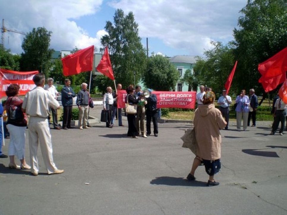 Митинг в защиту военных ветеранов и
пенсионеров прошел в Барнауле.