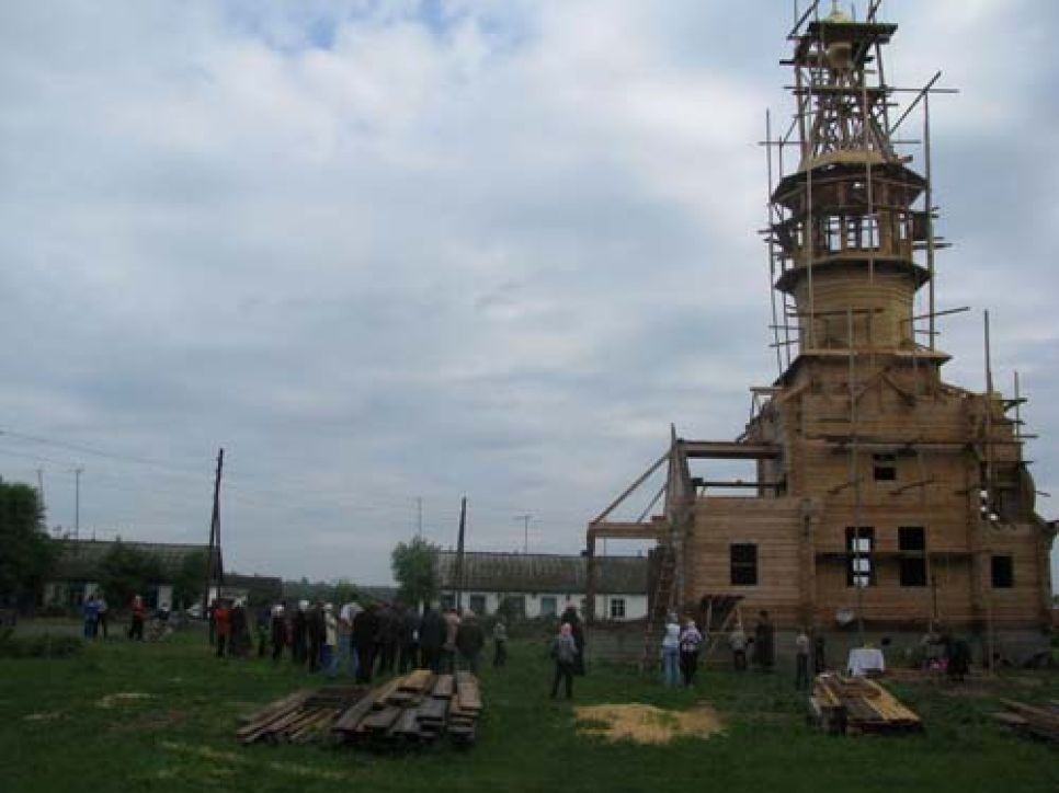 Епископ Максим освятил крест на строящемся храме в честь
Макария Алтайского.