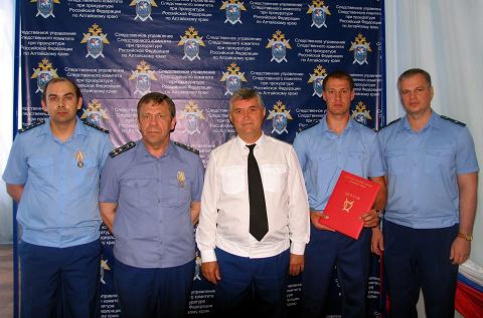 Подозреваемым в убийстве двух барнаульских милиционеров
предъявлено обвинение, а следователям, раскрывшим убийство,
вручены ведомственные награды.