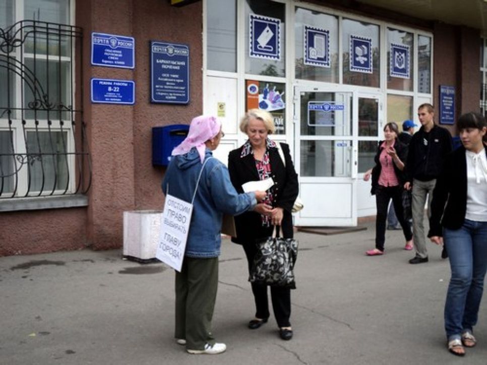 Барнаульcкие коммунисты провели одиночные пикеты в поддержку
голодовки в Бийске.