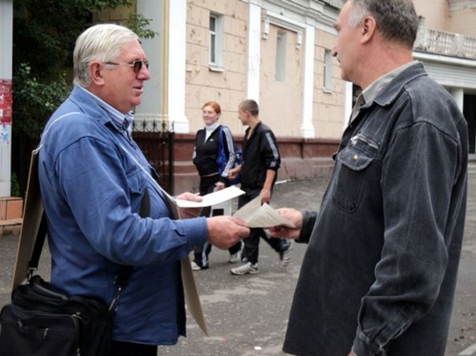 Барнаульcкие коммунисты провели одиночные пикеты в поддержку
голодовки в Бийске.