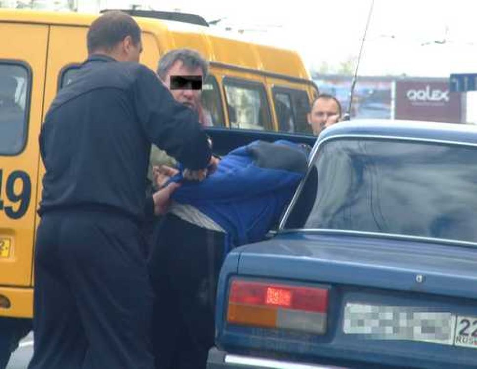 За попытку сбыть крупную партию героина в Барнауле будут судить 
командира районного взвода ППС .