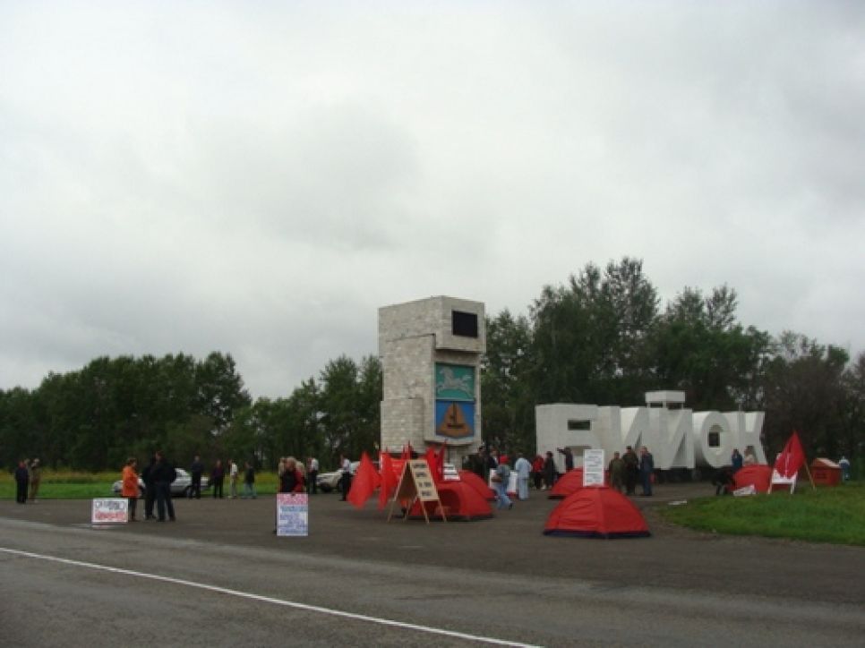 Рядом с проходящей в Бийске голодовкой устроена альтернативная
"антиголодовка". Голодающие же опасаются карательных акций со
стороны криминалитета.