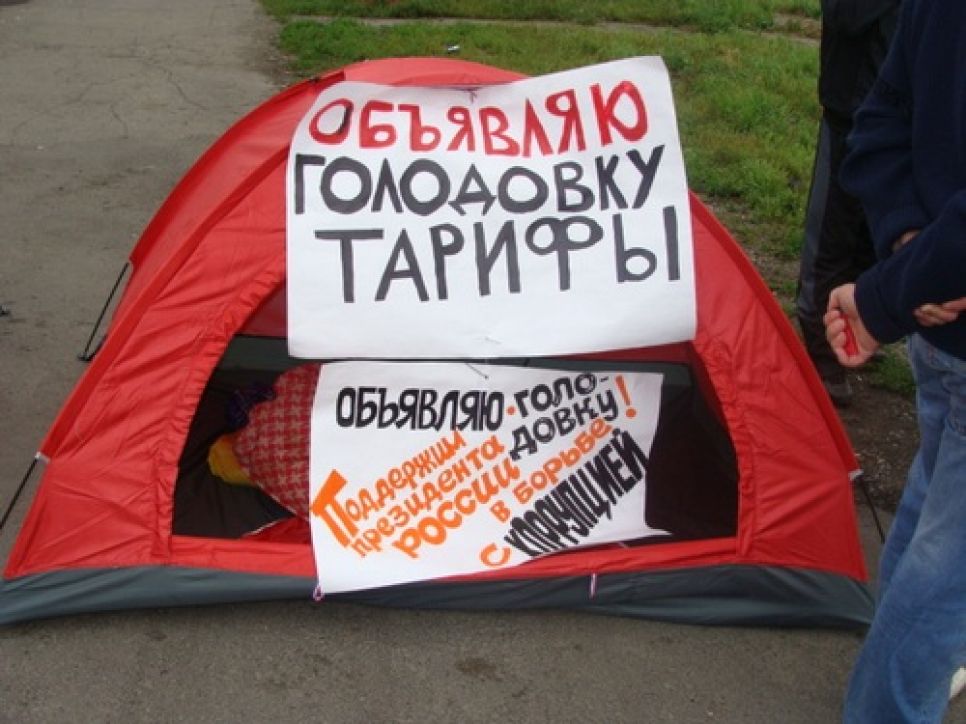 Рядом с проходящей в Бийске голодовкой устроена альтернативная
"антиголодовка". Голодающие же опасаются карательных акций со
стороны криминалитета.