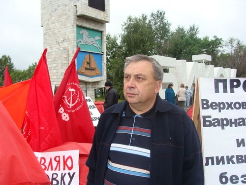 Рядом с проходящей в Бийске голодовкой устроена альтернативная
"антиголодовка". Голодающие же опасаются карательных акций со
стороны криминалитета.