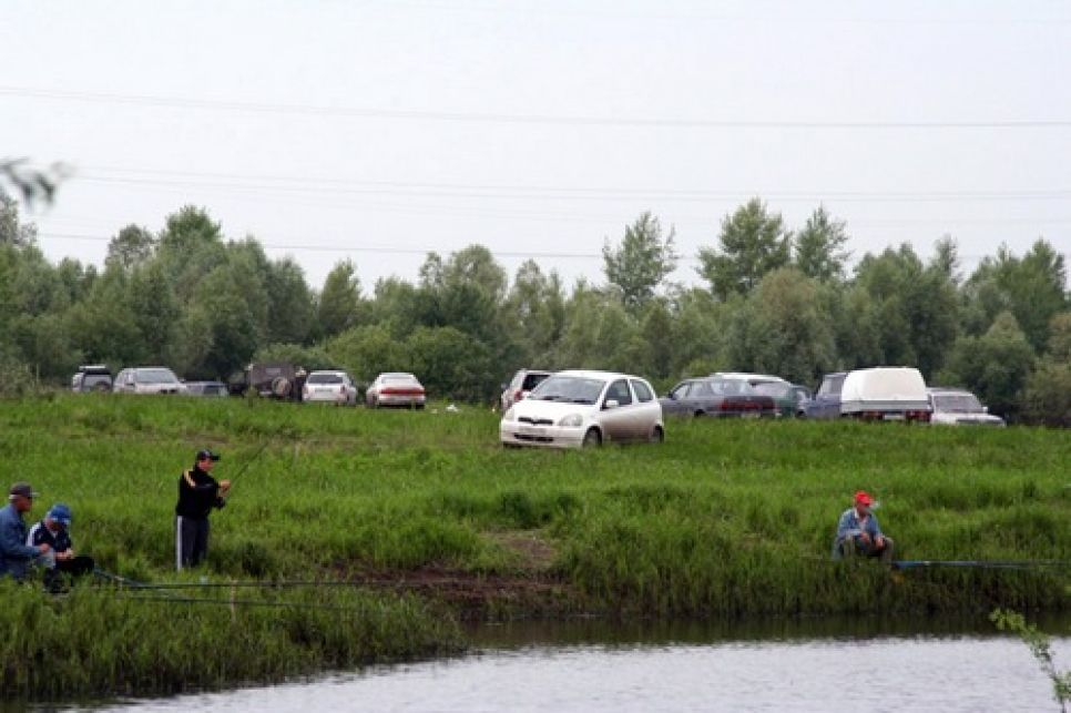 Инициативная группа "Водного патруля" и сотрудники рыбинспекции
"разгоняли" вблизи Барнаула любителей маленькой щуки. Фото.