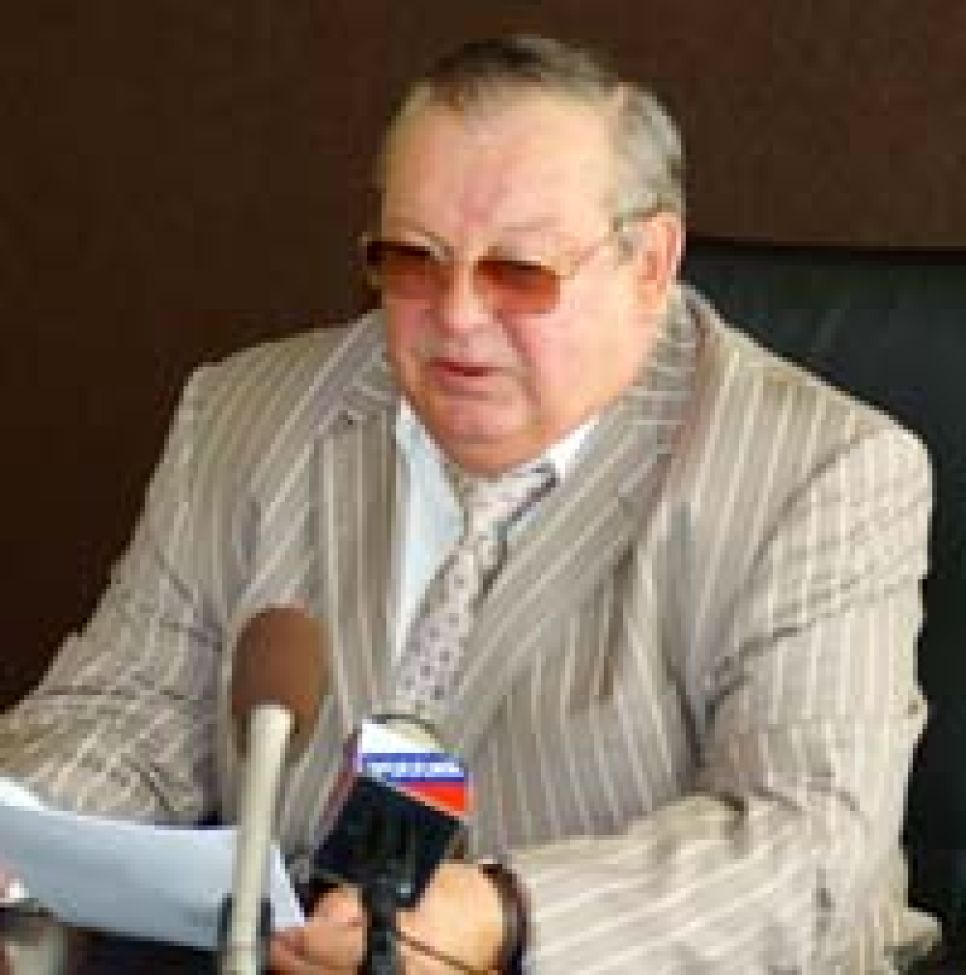 Мэр Бийска Анатолий Мосиевский комментирует наиболее болезненные
проблемы наукограда: "А кто такой Нагайцев? Взялся из ниоткуда..."