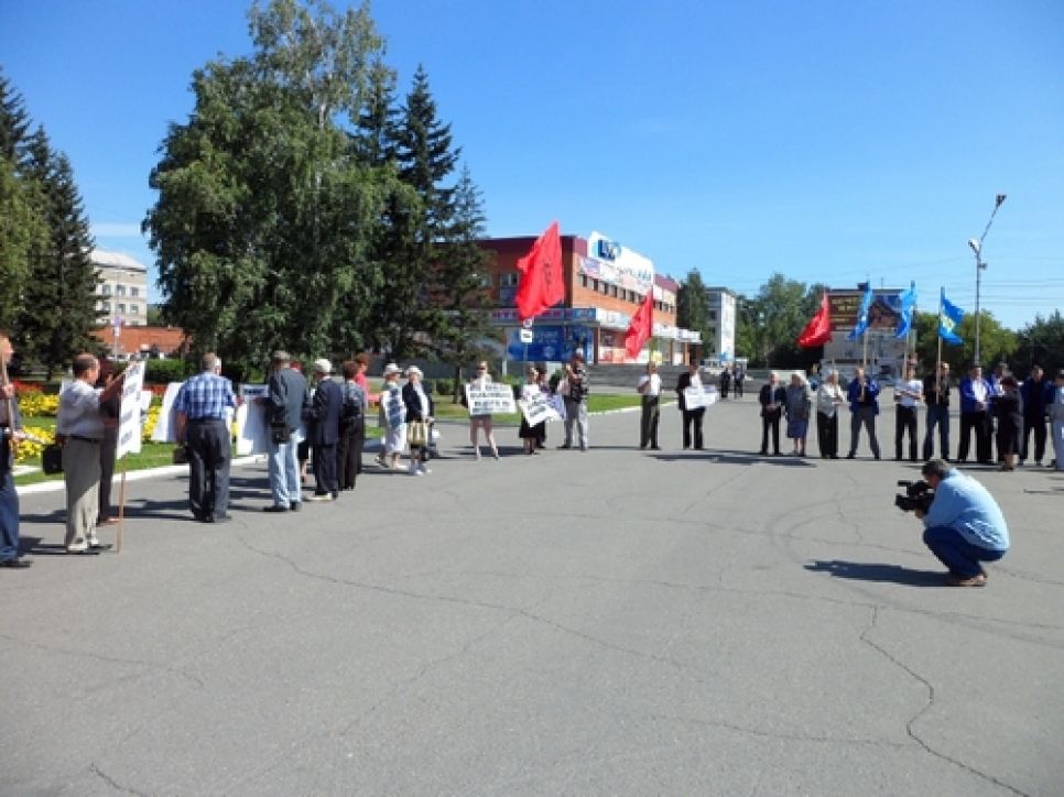 Алтайские комсомольцы под окнами Бийской гордумы пытались
"отстоять всенародные выборы". Фото.