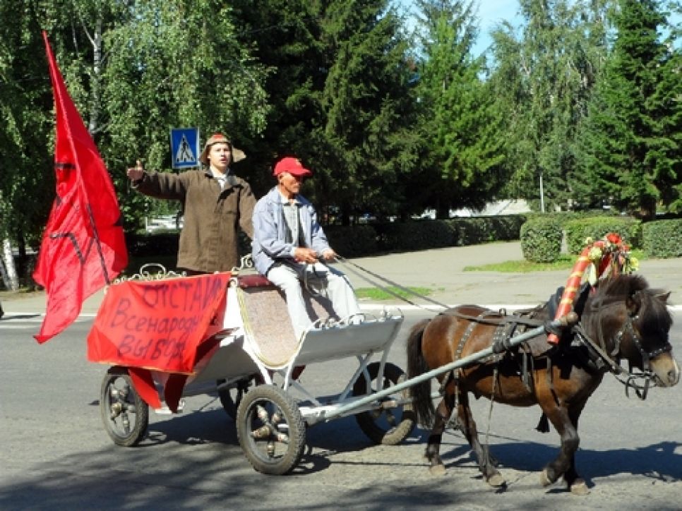 Алтайские комсомольцы под окнами Бийской гордумы пытались
"отстоять всенародные выборы". Фото.