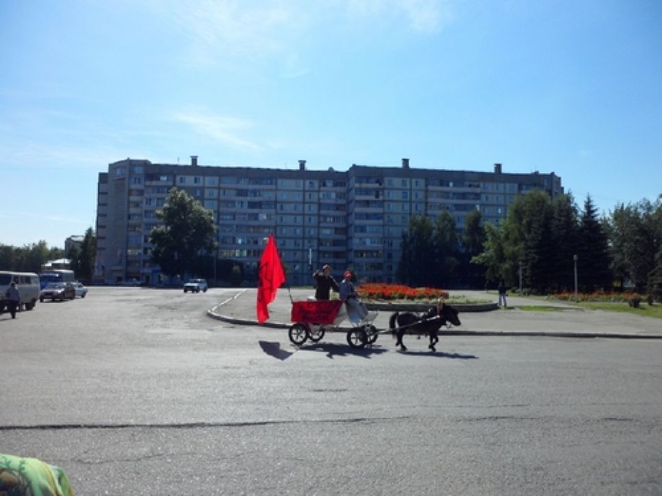 Алтайские комсомольцы под окнами Бийской гордумы пытались
"отстоять всенародные выборы". Фото.
