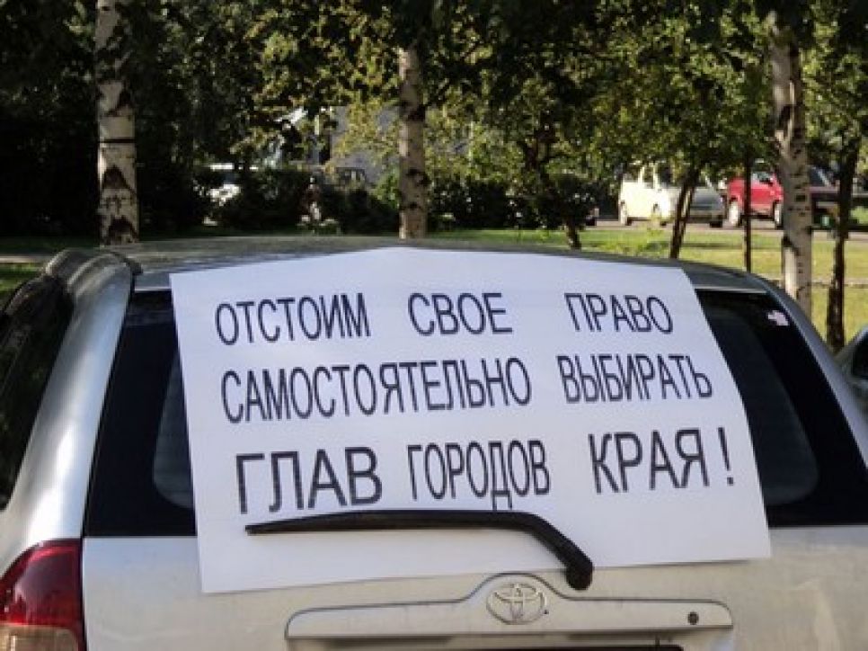 "Отстоим Колганова - отстоим город! Карлин, go to Moscow!": в
Барнауле прошли пикеты в поддержку отправленного в отставку мэра
и против назначаемости глав городов края.