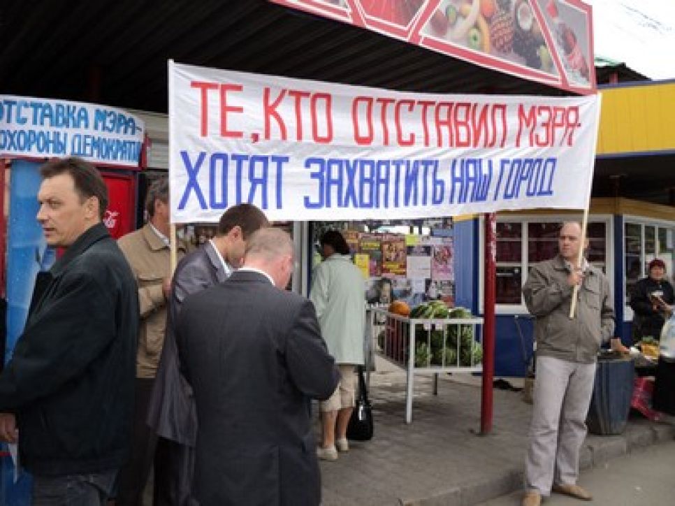 "Отстоим Колганова - отстоим город! Карлин, go to Moscow!": в
Барнауле прошли пикеты в поддержку отправленного в отставку мэра
и против назначаемости глав городов края.